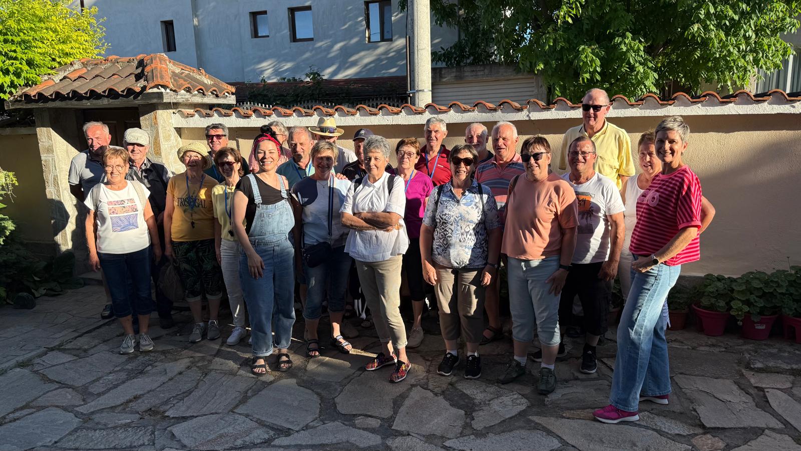 Група гости пред каменния двор след кулинарно ателие